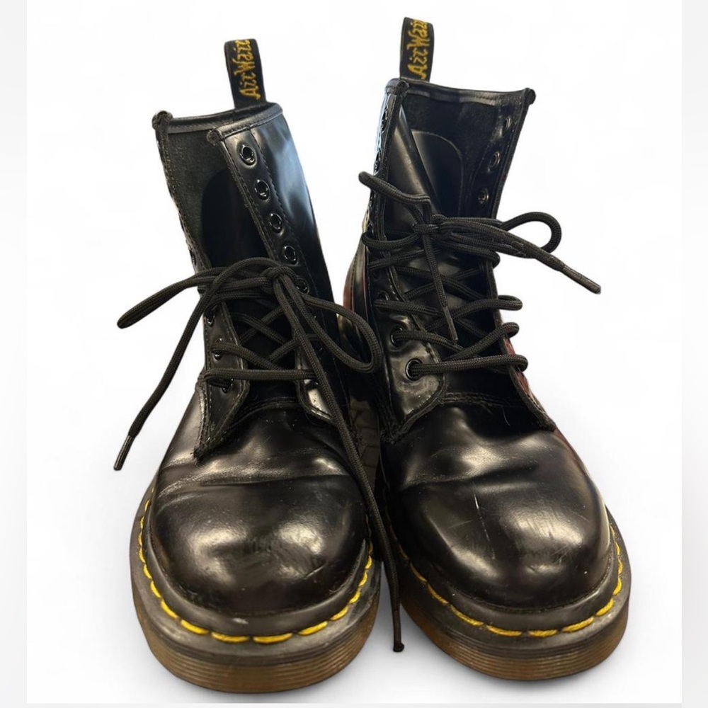 1460 Dr Martens black leather lace up women’s boots
